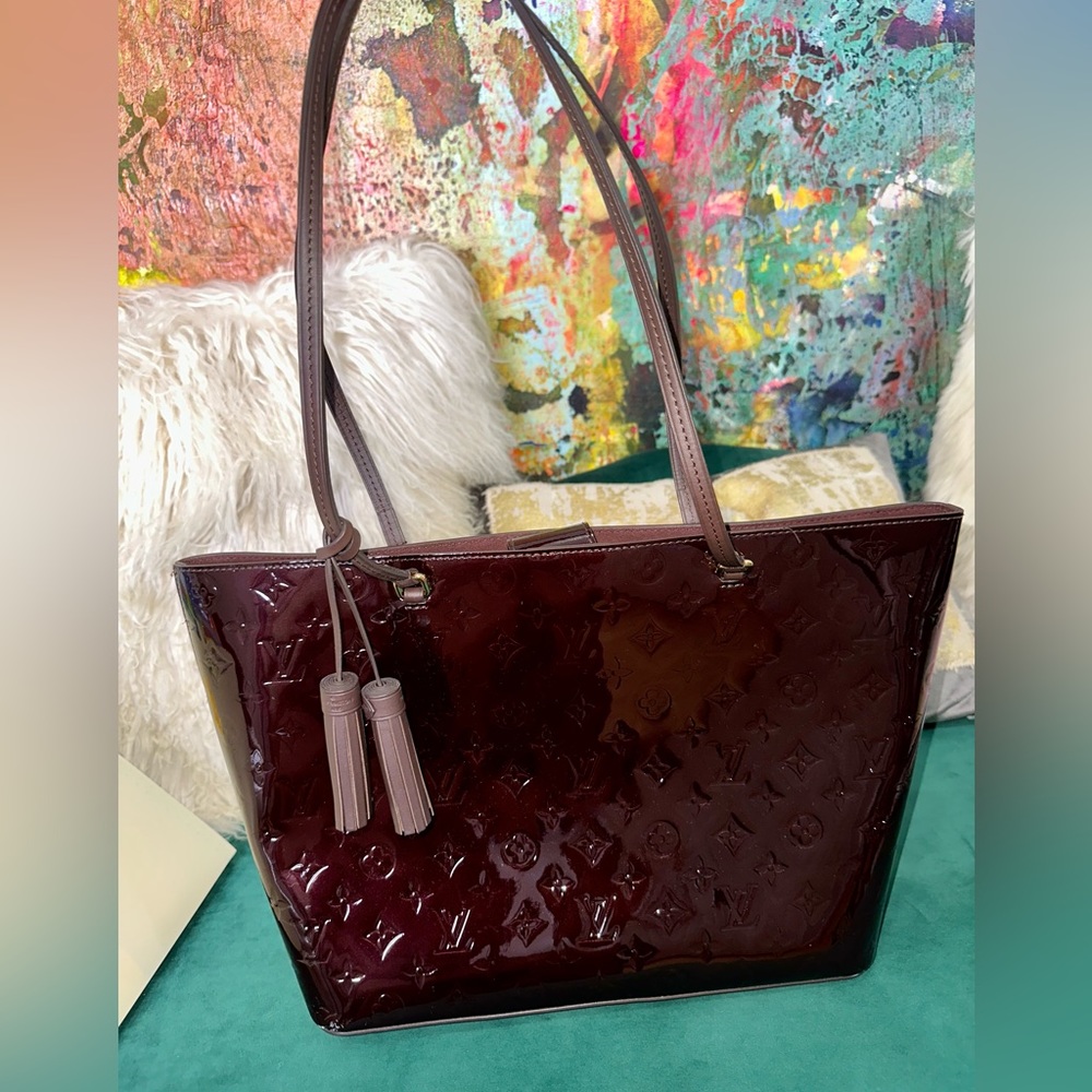 Louis Vuitton Neverfull MM patent leather tote in amarante - 2018 collection -